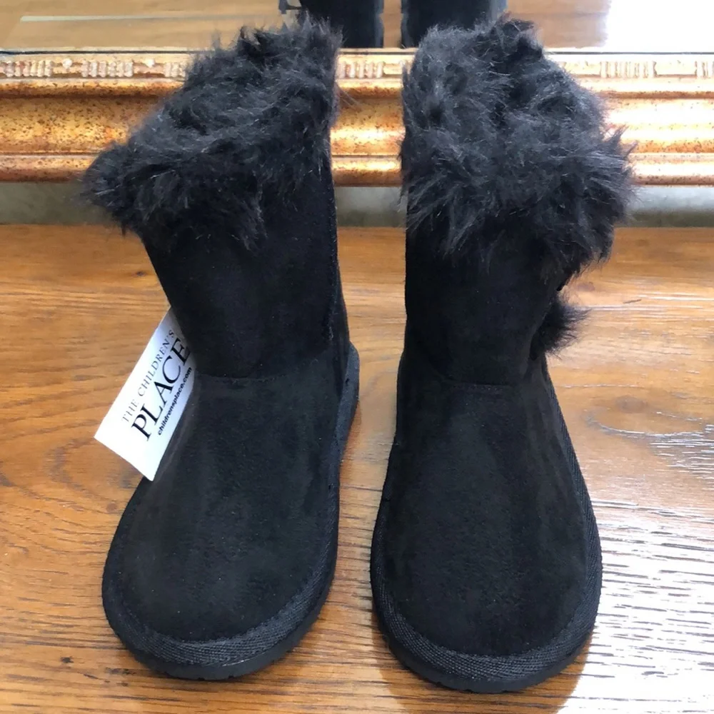 New toddler girls black boots with faux fur.  Size 9.  The Children’s Place.